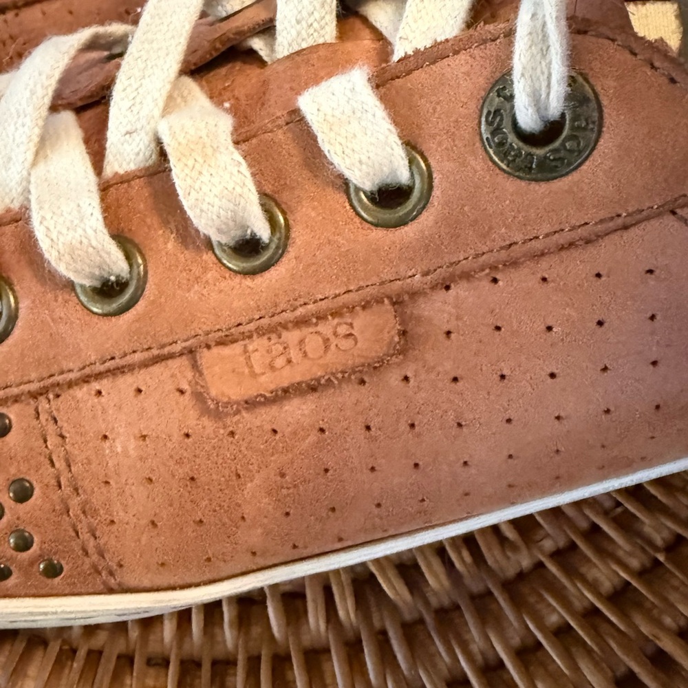 Taos Footwear Brown Leather Lace-Up Sneakers with White Soles - Picture 3 of 10